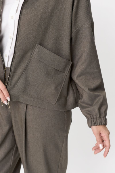 Зеленый демисезонный костюм из текстиля с укороченным бомбером и брюками Michel chic 1351 хаки - фото 8