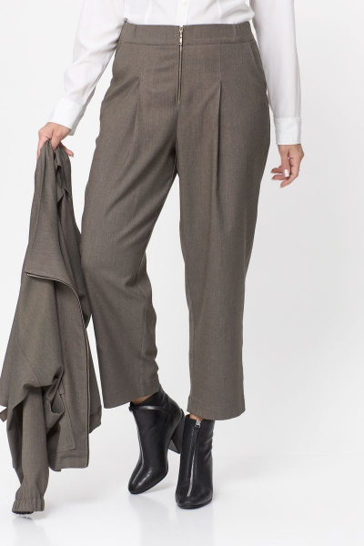 Зеленый демисезонный костюм из текстиля с укороченным бомбером и брюками Michel chic 1351 хаки - фото 6