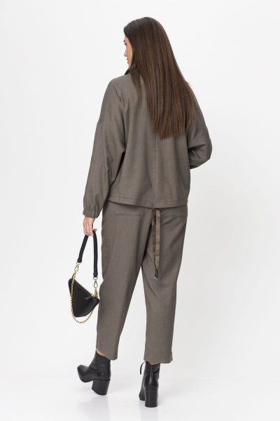 Зеленый демисезонный костюм из текстиля с укороченным бомбером и брюками Michel chic 1351 хаки - фото 5