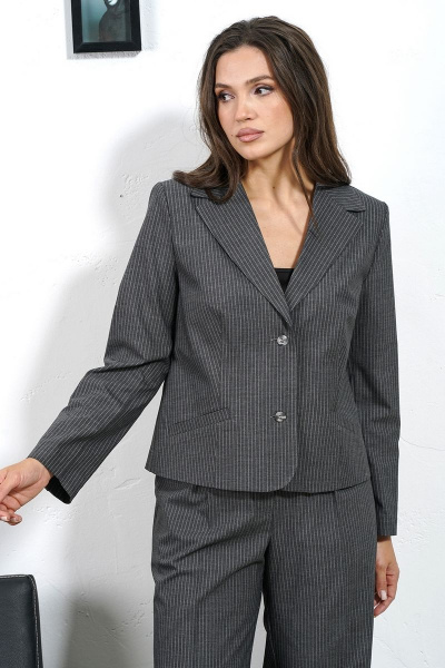 Серый демисезонный деловой костюм из текстиля с укороченным жакетом Медея и К 2221 стальной - фото 10