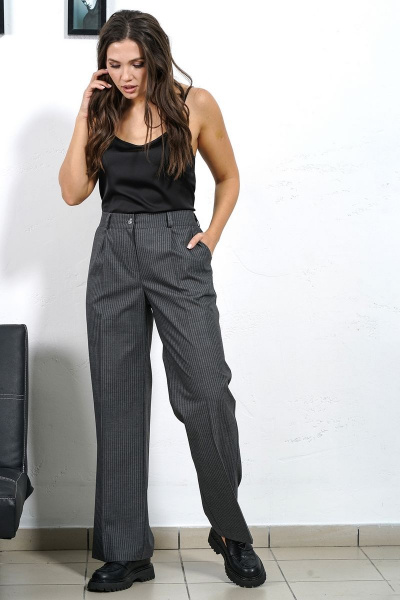 Серый демисезонный деловой костюм из текстиля с укороченным жакетом Медея и К 2221 стальной - фото 3