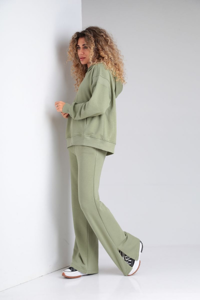 Демисезонный костюм из хлопкового трикотажа с худи и клеш-брюками HIT 3089/1 оливковый - фото 4