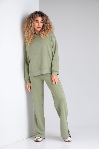 Демисезонный костюм из хлопкового трикотажа с худи и клеш-брюками HIT 3089/1 оливковый - фото 2
