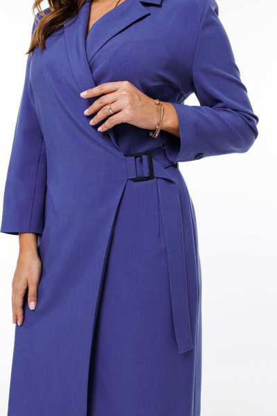 Деловое платье с запахом и поясом на пряжке SandyNa 130131 королевский_синий - фото 5