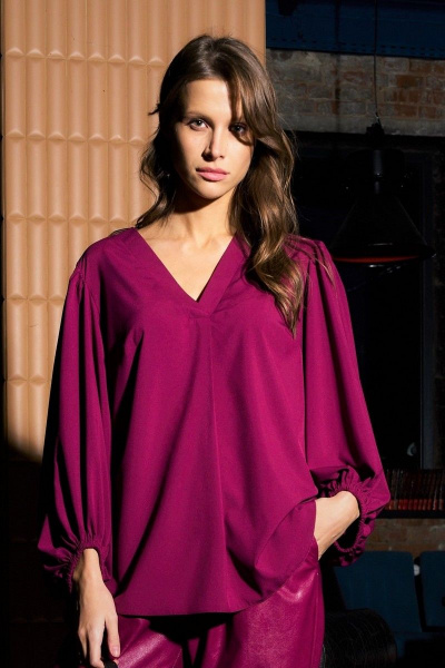 Повседневная блуза с выточками и V-образным вырезом Anastasia 1048.1 марсала - фото 1