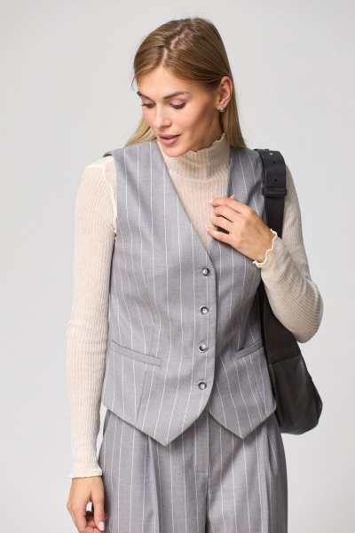 Приталенный жилет из костюмной ткани с вырезом V THE NAME 2236-1 серый - фото 5