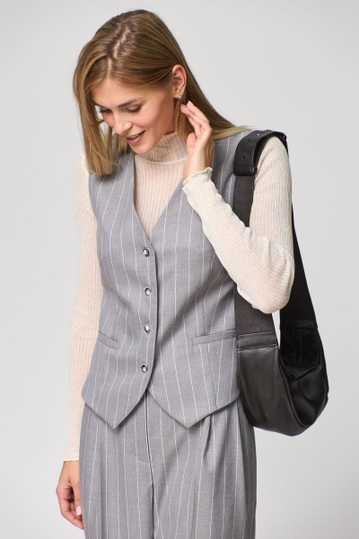 Приталенный жилет из костюмной ткани с вырезом V THE NAME 2236-1 серый - фото 4