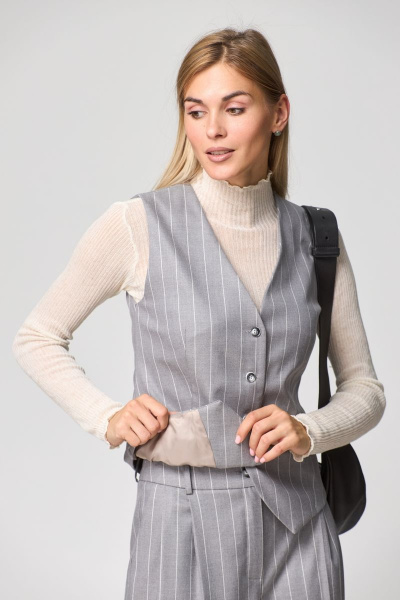 Приталенный жилет из костюмной ткани с вырезом V THE NAME 2236-1 серый - фото 2