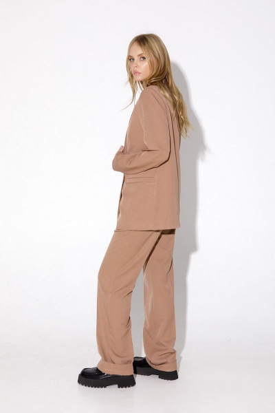 Костюм тройка: оверсайз жакет, жилет и прямые брюки PiRS 4928 бежевый - фото 9