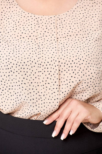 Блуза из поливискозной эластичной ткани с бантовой складкой Swallow 688.1 бежевый/принт_черные_камни - фото 9