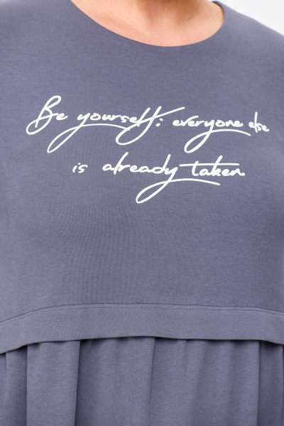 Трикотажное платье с декоративной печатью и сборкой по верхнему срезу Swallow 696 графит - фото 9