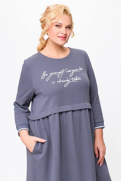 Трикотажное платье с декоративной печатью и сборкой по верхнему срезу Swallow 696 графит - фото 6