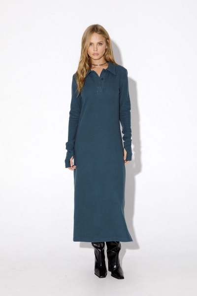 Платье из трикотажа-поло с отложным воротником и разрезом PiRS 4944 изумрудный - фото 5