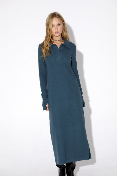 Платье из трикотажа-поло с отложным воротником и разрезом PiRS 4944 изумрудный - фото 4