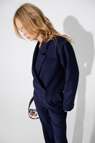 Костюм дво́йка из жакета оверсайз и широких брюк из вискозы PiRS 4982 синий - фото 4