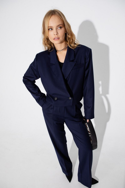 Костюм дво́йка из жакета оверсайз и широких брюк из вискозы PiRS 4982 синий - фото 2