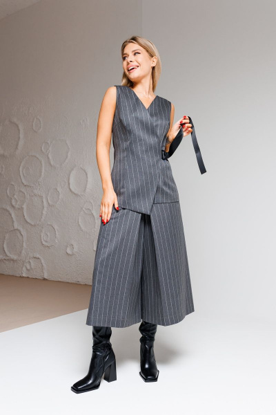 Жилет с застежкой на тесьму и юбка-брюки А-силуэта Ambera Style 2052 серый_полоска - фото 3