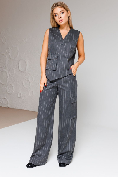 Двухпредметный костюм с жилетом и брюками в стиле карго Ambera Style 2054 серый_полоска - фото 3