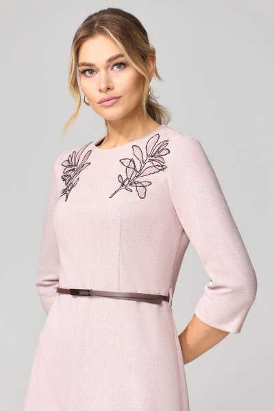 Платье демисезонное трикотажное с вытачками и вышивкой Gizart 5255п - фото 3