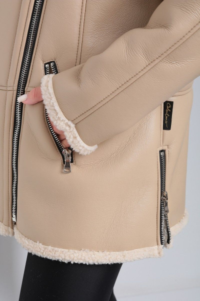 Короткая дубленка из экокожи с меховой изнанкой и карманами Celentano 2047.2 бежевый - фото 14