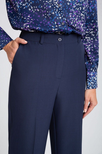 Деловой костюм-двойка из текстиля с высоким поясом IVARI 10609 темно-синий - фото 9
