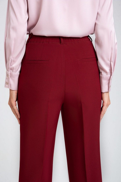Красный костюм-двойка с талиевыми рельефами и карманами IVARI 10609 бордо - фото 10