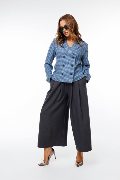 Комплект брюки-бермуды и жакет из текстиля с карманами и лацканами SandyNa 130566 голубой+графит - фото 9