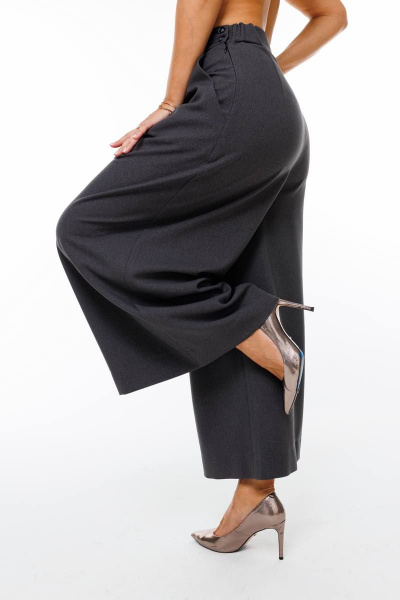 Комплект брюки-бермуды и жакет из текстиля с карманами и лацканами SandyNa 130566 голубой+графит - фото 10