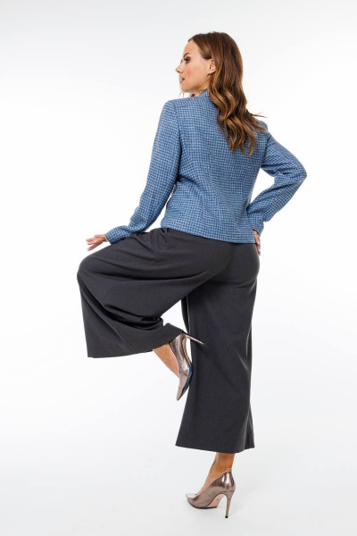 Комплект брюки-бермуды и жакет из текстиля с карманами и лацканами SandyNa 130566 голубой+графит - фото 7