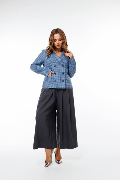 Комплект брюки-бермуды и жакет из текстиля с карманами и лацканами SandyNa 130566 голубой+графит - фото 3