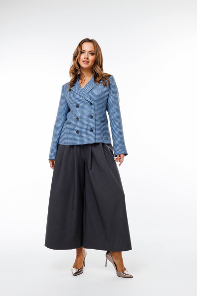 Комплект брюки-бермуды и жакет из текстиля с карманами и лацканами SandyNa 130566 голубой+графит - фото 2