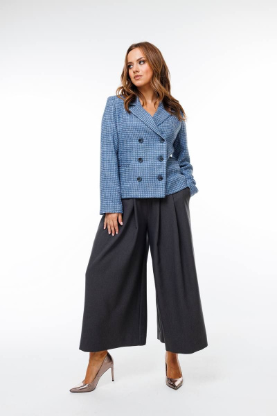Комплект брюки-бермуды и жакет из текстиля с карманами и лацканами SandyNa 130566 голубой+графит - фото 1