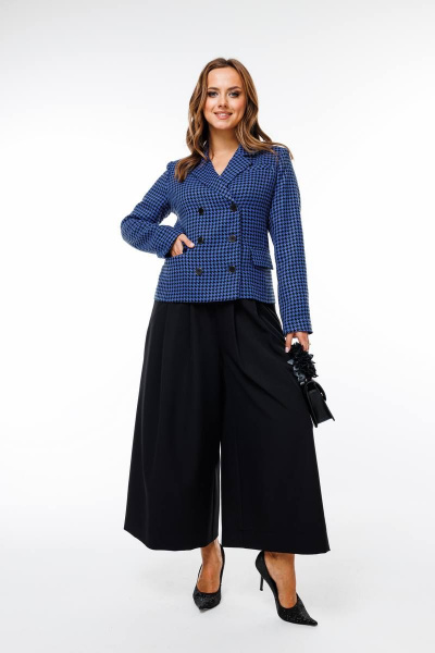 Деловой комплект брюк и жакета из текстиля с расширенными брюками SandyNa 130566 синий+черный - фото 1