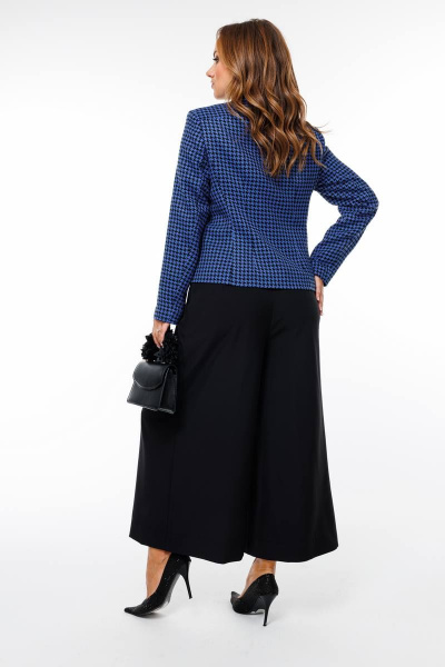 Деловой комплект брюк и жакета из текстиля с расширенными брюками SandyNa 130566 синий+черный - фото 10