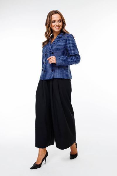 Деловой комплект брюк и жакета из текстиля с расширенными брюками SandyNa 130566 синий+черный - фото 2