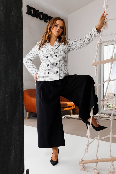 Брюки и жакет из текстиля с отрезными бочками и расширенными брюками SandyNa 130566 белый+черный - фото 9