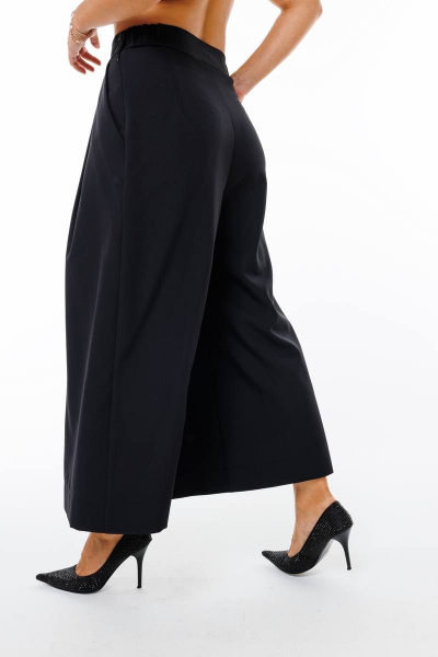 Брюки и жакет из текстиля с отрезными бочками и расширенными брюками SandyNa 130566 белый+черный - фото 7