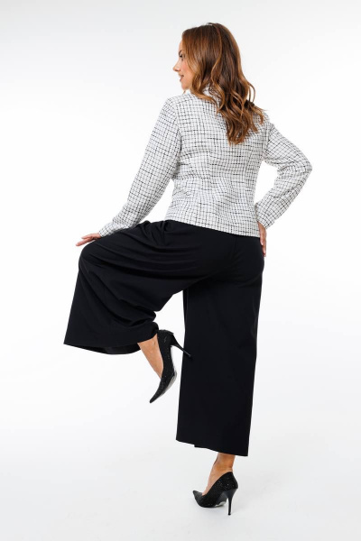 Брюки и жакет из текстиля с отрезными бочками и расширенными брюками SandyNa 130566 белый+черный - фото 4