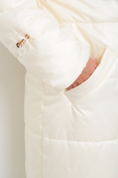 Лёгкое демисезонное пальто из плащёвой ткани с капюшоном Диомант 1925 экрю - фото 7
