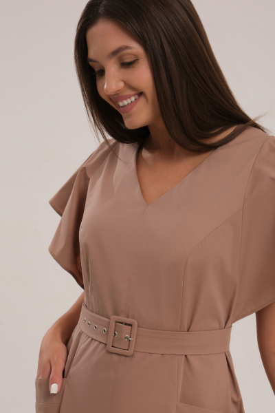 Платье приталенное из текстиля с карманами и V-образной горловиной Панда 143680w бежевый - фото 3