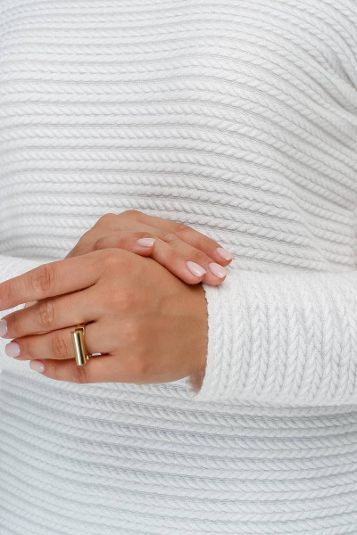 Теплый джемпер из мягкого трикотажа с косами и воротником-стойкой La rouge 3327 молоко - фото 6