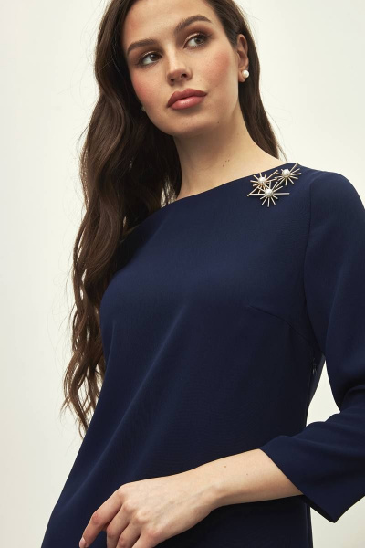 Демисезонное платье с V-образным вырезом и спинными лямками Femme & Devur 80257 1.23F(170) - фото 3