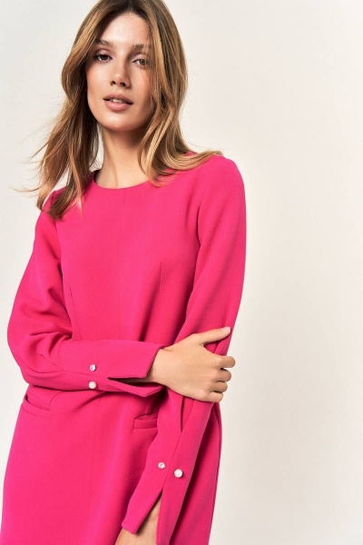 Платье короткое с прорезными карманами и разрезом LeNata 11352 фуксия - фото 5