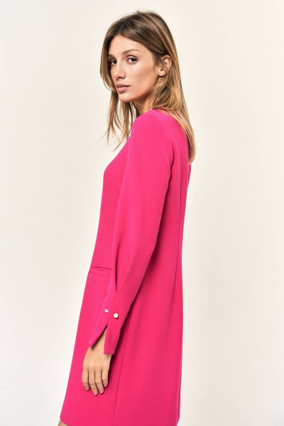 Платье короткое с прорезными карманами и разрезом LeNata 11352 фуксия - фото 6