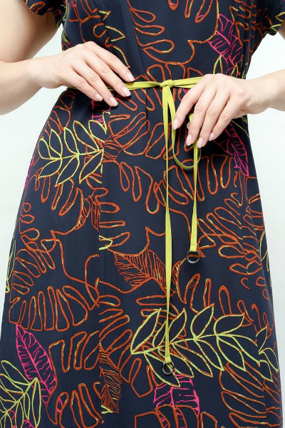 Платье полуприлегающего силуэта с разрезом и рельефами La rouge 5433 синий-(листья) - фото 5