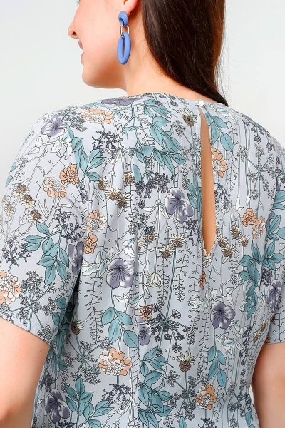 Нарядная блуза с коротким рукавом и рельефами для лета La rouge 6243 голубой-(цветы) - фото 6