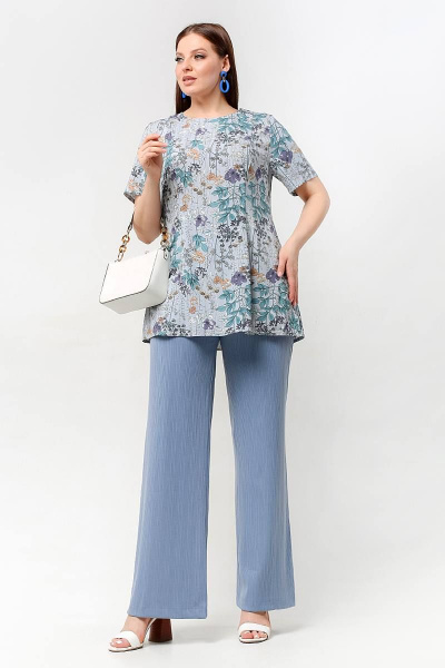 Нарядная блуза с коротким рукавом и рельефами для лета La rouge 6243 голубой-(цветы) - фото 2