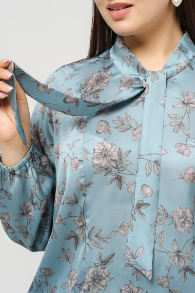 Нарядная блуза с воротником-галстук и рельефами для летних дней La rouge 62515 бирюза-(цветы) - фото 7