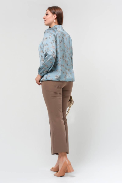 Нарядная блуза с воротником-галстук и рельефами для летних дней La rouge 62515 бирюза-(цветы) - фото 4