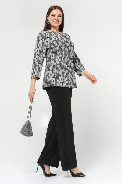 Блуза полуприлегающая с рельефами и жаккардовым текстилем La rouge 6261 серый-(одуванчики) - фото 3